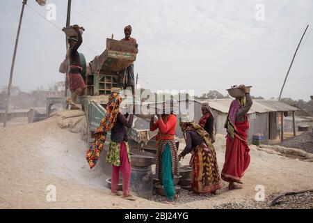 Jaflong / Bangladesch - 28. Januar 2019: Bengalische Frauen arbeiten hart in der Steinindustrie für Bauzwecke Stockfoto