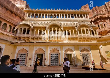 JODHPUR, INDIEN – DEZ. 02, 2019: Schöne Aussicht auf Mehrangarh Museum Palace, Fort von Rao Jodha Ji um 1459 gebaut. Es ist eines der größten Festungen. Stockfoto