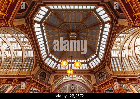 Die verzierte Decke des Zentrums des viktorianischen Leadenhall Market wurde von Sir Horace Jones , London, England, entworfen Stockfoto