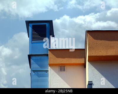 Verzinktes Blech mechanische Luftentlüftung, Kanal und lou. Flachdach. Gebäudetechnik, Heizung, Kühlung und Lüftung System. Erdungsstab. Stockfoto