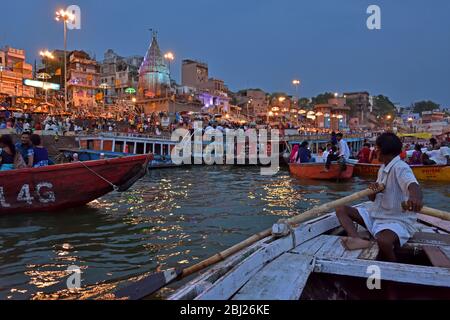 Abend Ganga Aarti wie vom Boot aus gesehen. Stockfoto