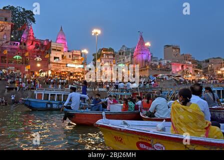 Abend Ganga Aarti wie vom Boot aus gesehen. Stockfoto