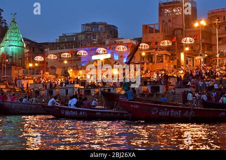 Abend Ganga Aarti wie vom Boot aus gesehen. Stockfoto