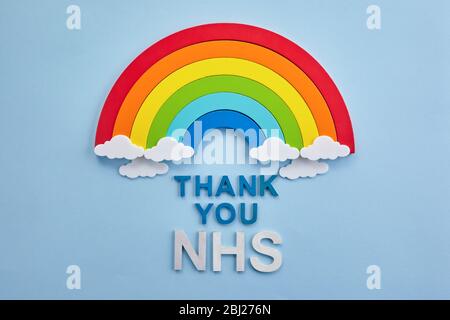 Danke nhs Regenbogen Banner. Regenbogen ob blauer Hintergrund mit Buchstaben Stockfoto