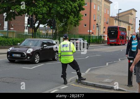 Verkehrspolizei in London, die Geschwindigkeitsbeschränkungen in einer 20 km/h-Zone erzwingt. Seit dem gleichen Zeitraum des vergangenen Jahres hat sich die Beschleunigung um 230 % erhöht. Stockfoto