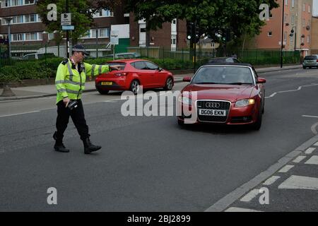 Verkehrspolizei in London, die Geschwindigkeitsbeschränkungen in einer 20 km/h-Zone erzwingt. Seit dem gleichen Zeitraum des vergangenen Jahres hat sich die Beschleunigung um 230 % erhöht. Stockfoto