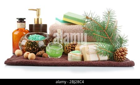 Ätherisches Öl aus Kiefer, handgemachte Seife und Creme mit Pinienextrakten und Spa-Behandlungen, isoliert auf weiß Stockfoto