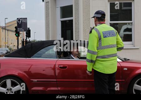 Verkehrspolizei in London, die Geschwindigkeitsbeschränkungen in einer 20 km/h-Zone erzwingt. Seit dem gleichen Zeitraum des vergangenen Jahres hat sich die Beschleunigung um 230 % erhöht. Stockfoto