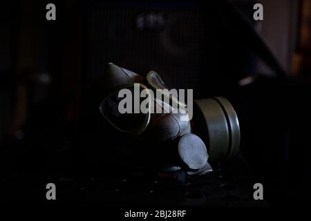 Militärische Gasmaske in dunklem Ambiente. Coronavirus, Covid19 Pandemie Prävention. Giftig, biogefährlich und Infektionsgefahr. Apokalyptisches Konzept Stockfoto