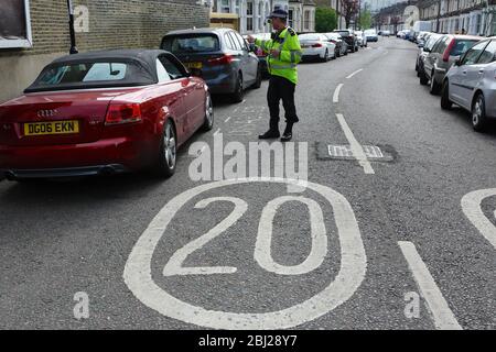 Verkehrspolizei in London, die Geschwindigkeitsbeschränkungen in einer 20 km/h-Zone erzwingt. Seit dem gleichen Zeitraum des vergangenen Jahres hat sich die Beschleunigung um 230 % erhöht. Stockfoto