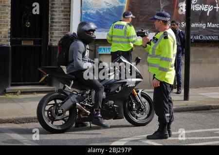 Verkehrspolizei in London, die Geschwindigkeitsbeschränkungen in einer 20 km/h-Zone erzwingt. Seit dem gleichen Zeitraum des vergangenen Jahres hat sich die Beschleunigung um 230 % erhöht. Stockfoto