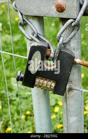 Kombination aus Vorhängeschloss und Kette in robuster Ausführung Stockfoto