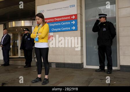 London, Großbritannien. April 2020. Am 28. April 2020 nehmen die Menschen an einer Schweigeminute vor dem Chelsea und Westminster Hospital in London, Großbritannien, Teil. In Großbritannien wurde am Dienstagmorgen eine Schweigeminute gehalten, um der Schlüsselarbeiter zu gedenken, die während des neuartigen Coronavirus-Ausbruchs gestorben sind. Kredit: Tim Ireland/Xinhua/Alamy Live News Stockfoto