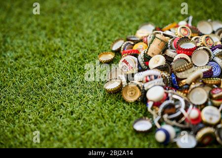 Große Auswahl an Bierflaschenplatten Stockfoto