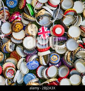 Große Auswahl an Bierflaschenplatten Stockfoto