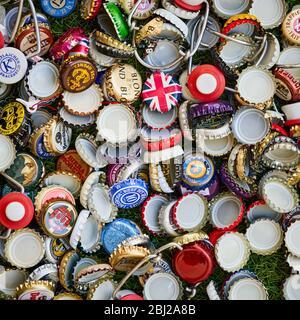 Große Auswahl an Bierflaschenplatten Stockfoto