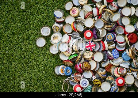 Große Auswahl an Bierflaschenplatten Stockfoto