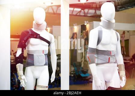 Mannequine mit medizinischen Binden an Körperteilen Stockfoto