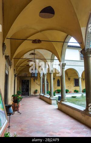 Badia a Passignano, Florenz: Blick auf den Kreuzgang der Abtei San Michele Arcangelo in Passignano, einem Kloster auf den Hügeln des Chianti Stockfoto