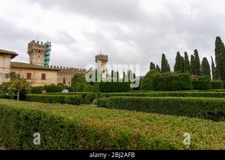 Italien, Florenz, Badia a Passignano. Blick auf die Abtei von San Michele Arcangelo in Passignano, ein Kloster auf den Hügeln des Chianti Stockfoto