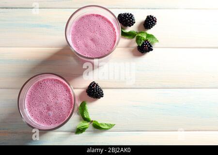 Köstlicher Beerenmoothie mit Brombeeren auf Holztisch aus nächster Nähe Stockfoto