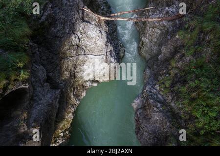 Luftaufnahme des alpinen Flusses, der durch die Schlucht fließt Stockfoto