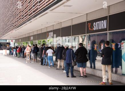 Hamburg, Deutschland. April 2020. Kunden stehen in einer langen Schlange vor dem Elektrowarenladen „sättigung“ und warten auf die Aufnahme. Kredit: Daniel Bockwoldt/dpa/Alamy Live News Stockfoto