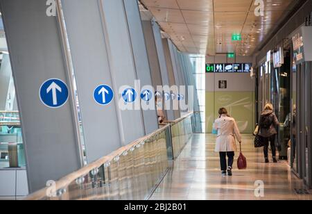 Hamburg, Deutschland. April 2020. Eine Frau geht in einem Einkaufszentrum entlang einer Route, die als Einbahnstraße markiert ist. Kredit: Daniel Bockwoldt/dpa/Alamy Live News Stockfoto