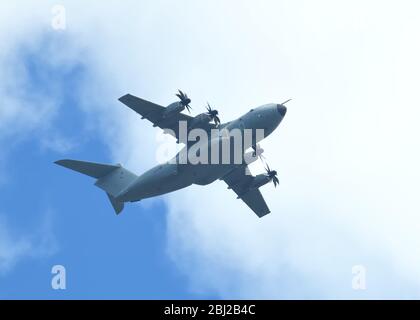 Glasgow, Schottland, Großbritannien. April 2020. Königliche Luftwaffe. Ein viermotoriger Turboprop der Royal Airforce Airbus A400M Atlas von Brize Norton, der nach Süden über Glasgow fliegt. Das Flugzeug überfuhr dreimal ungefähr 10 Minuten auseinander, indem es auf derselben Route den internationalen Flughafen Glasgow mit einem Übungsgutschein umkreiste. Douglas Carr/Alamy Live News Stockfoto