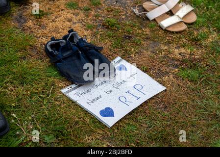 Leere Schuhe, die die Toten im Southend Hospital illustrieren, mit einer Schweigeminute, um an die Frontarbeiter zu erinnern, die an der COVID-19 gestorben sind Stockfoto