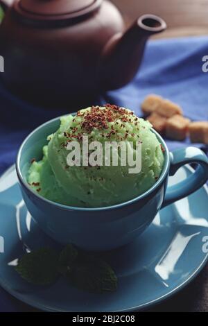 Hausgemachtes Grüner Tee Eis in Tasse, auf Holzhintergrund Stockfoto