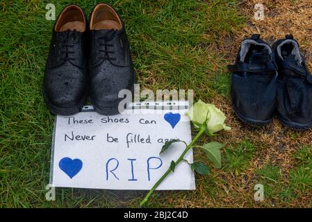 Leere Schuhe, die die Toten im Southend Hospital illustrieren, mit einer Schweigeminute, um an die Frontarbeiter zu erinnern, die an der COVID-19 gestorben sind Stockfoto