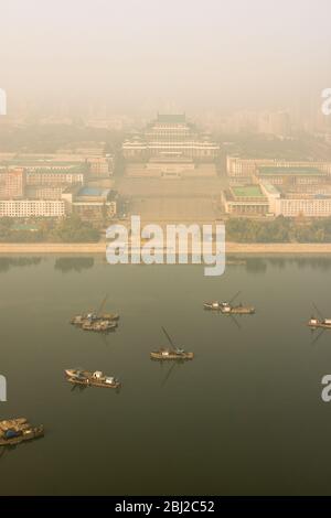 Pjöngjang / DPR Korea - 10. November 2015: Luftaufnahme des Kim Il-sung Platzes über dem Taedong Fluss im Morgennebel in Pjöngjang, Nordkorea Stockfoto