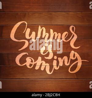 Der Sommer kommt Hand Schriftzug auf Holzstruktur. Stock Vektor