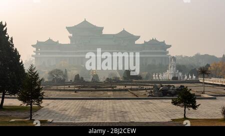 Pjöngjang / DPR Korea - 12. November 2015: Das große Volkshaus befindet sich auf dem Kim Il-sung Platz, Pjöngjang, Nordkorea. Stockfoto