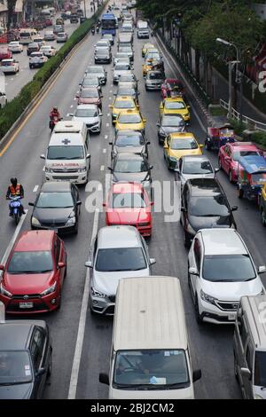 BANGKOK/THAILAND - FEBRUAR 15 2020: Der Verkehr bewegt sich langsam auf einer belebten Asphaltstraßenstraße in der Innenstadt am 15. Februar in Bangkok Stockfoto