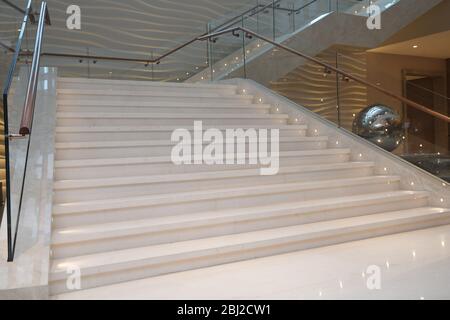 Moderne Marmortreppen für eine luxuriöse Innenausstattung. Wendeltreppe im Gebäude Stockfoto