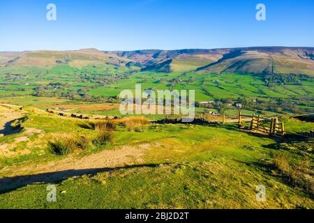 Das Edale Valley und Kinder Scout im Derbyshire Peak District National Park. Blick vom Hollins Cross Stockfoto