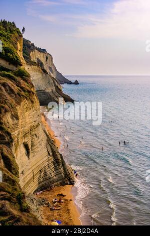 Loggas Beach in Peroulades ist ein paradiesischer Strand an hohen weißen Felsklippen und kristallklarem azurblauem Wasser in Korfu, nahe Cape Drastis, Ionische Insel Stockfoto