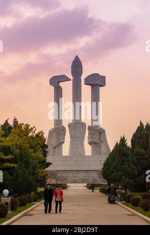 Pjöngjang / DPR Korea - 11. November 2015: Denkmal für Parteigründung in Pjöngjang, Nordkorea. Hammer, Sichel und Pinsel symbolisieren die Arbeiter, farme Stockfoto