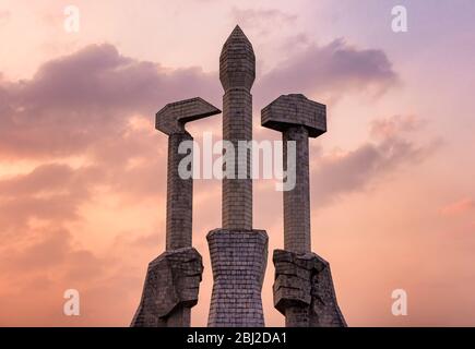 Pjöngjang / DPR Korea - 11. November 2015: Denkmal für Parteigründung in Pjöngjang, Nordkorea. Hammer, Sichel und Pinsel symbolisieren die Arbeiter, farme Stockfoto