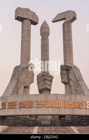 Pjöngjang / DPR Korea - 11. November 2015: Denkmal für Parteigründung in Pjöngjang, Nordkorea. Hammer, Sichel und Pinsel symbolisieren die Arbeiter, farme Stockfoto