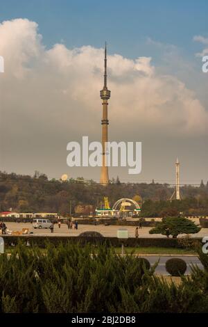 Pjöngjang / DPR Korea - 11. November 2015: Fernsehturm Pjöngjang in Pjöngjang, Nordkorea. Es sendet Signale für koreanische Central Television. Stockfoto