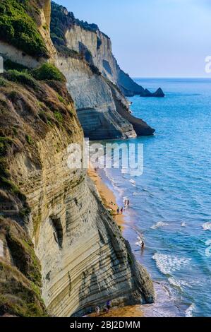 Loggas Beach in Peroulades ist ein paradiesischer Strand an hohen weißen Felsklippen und kristallklarem azurblauem Wasser in Korfu, nahe Cape Drastis, Ionische Insel Stockfoto