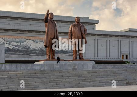 Pjöngjang / DPR Korea - 12. November 2015: Bronzestatuen der verstorbenen nordkoreanischen Oberhäupter Kim Il-sung und Kim Jong-il am Grand Monument o Stockfoto