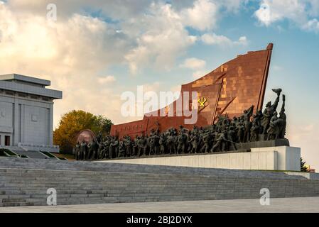 Pjöngjang / DPR Korea - 12. November 2015: Bronzestatuen am Grand Monument auf dem Mansu-Hügel in Pjöngjang, Nordkorea, erinnern an die Geschichte der Stockfoto