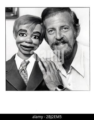 Bauchredner, Erfinder, Maler, Akupunkturist und TV-Pionier Paul Winchell posiert mit seiner handgefertigten Puppe Jerry Mahoney. 1976 in Sylmar, CA. Stockfoto