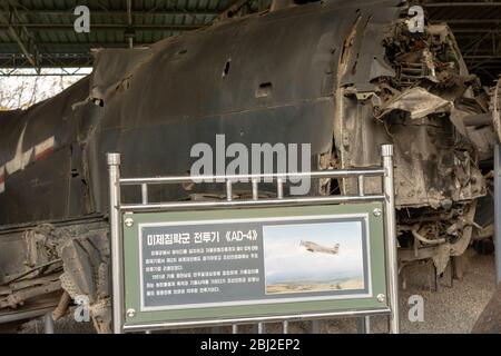 Pjöngjang / DPR Korea - 12. November 2015: Abschuss Douglas AD4 Skyraider Flugzeuge der US Air Force im Victorious war Museum gewidmet Stockfoto