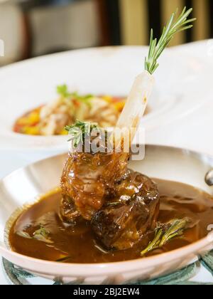 Langsam gekochter Lammschaft, geschmort in Zwiebeljus und Rotweinsauce Stockfoto