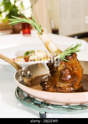 Langsam gekochter Lammschaft, geschmort in Zwiebeljus und Rotweinsauce Stockfoto